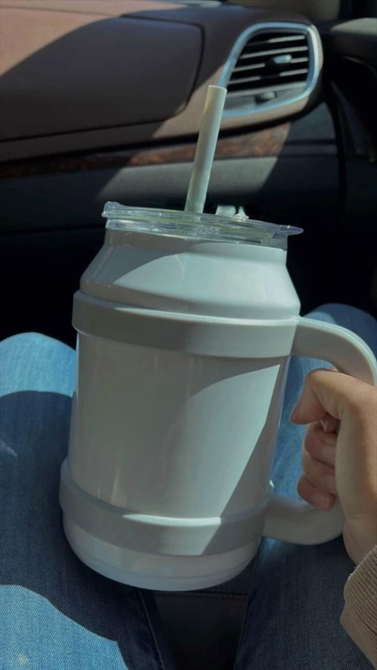 High-Capacity Barrel Insulated Mug - Wide-Body Stainless Steel Travel Tumbler with Oversized Handle and Clear Straw Lid - Image 2